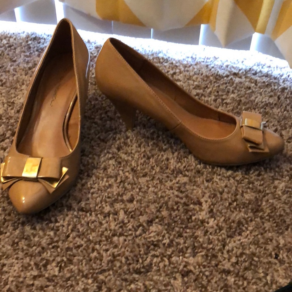 Nude bow short heels